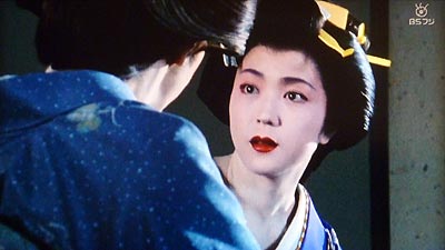 初対面の斬九郎の母、麻佐女に誰かと問われ、答えをはぐらかす蔦吉